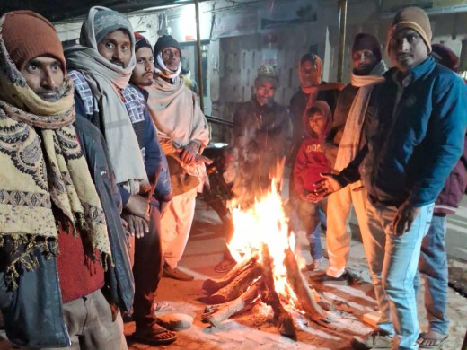 शीतलहर से बचाव हेतु प्रशासन ने 398 स्थानों पर अलाव व कम्बल किए वितरित