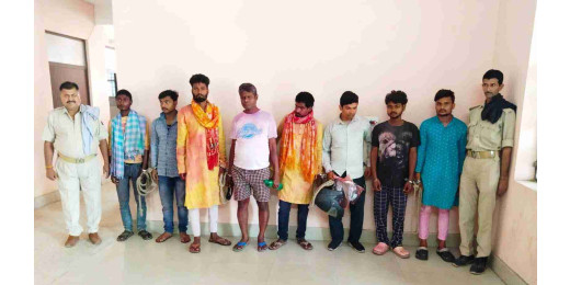 अवैध शराब पीने में आठ गिरफ्तार