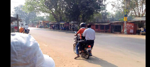 नौकरी नहीं, हुनर बना सहारा : मोपेड पर दुकान चलाकर कमा रहे रोजी-रोटी