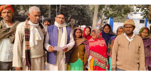 बाढ़ पीड़ितों को राहत राशि न मिलने पर ग्रामीणों ने की प्रशासन से सहायता की अपील
