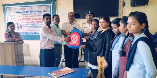 बेटी बचाओ बेटी पढ़ाओ योजना के तहत छात्राओं के बीच स्कूली बैग का वितरण