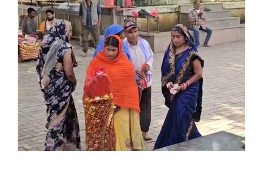 चंद्र ग्रहण से पहले मंदिर में उमड़ी श्रद्धालुओं की भीड़, दोपहर 12 बजे से बंद होंगे पट