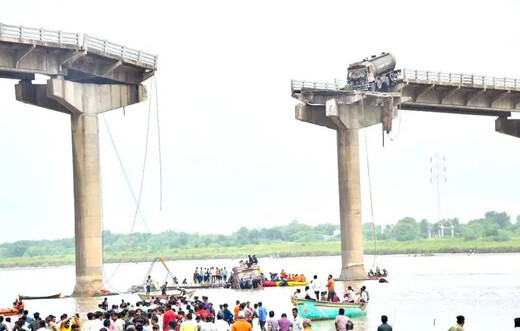गुजरात पुल हादसा : मृतकों की संख्या बढ़कर 15, चार अब भी लापता, राहत कार्य जारी