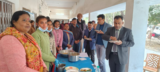 प्रवासी दिवस पर बच्चों ने लगाए खाद्य स्टॉल, जिलाधिकारी ने चखा व्यंजन
