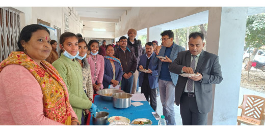 प्रवासी दिवस पर बच्चों ने लगाए खाद्य स्टॉल, जिलाधिकारी ने चखा व्यंजन