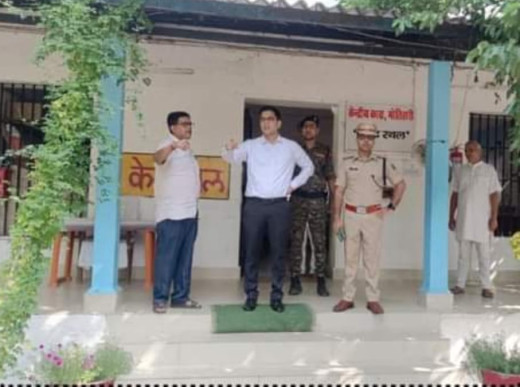 मोतिहारी केन्द्रीय कारा में डीएम-एसपी ने मारा छापा, कई आपत्तिजनक सामान बरामद
