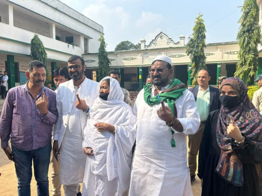 तिलक कला बूथ पर हफीजुल हसन ने सपरिवार किया मतदान