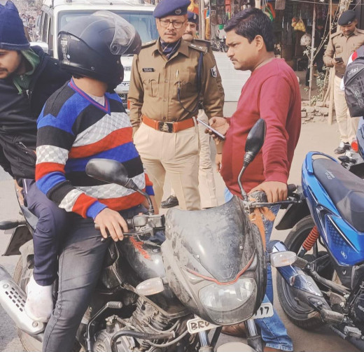 ट्रिपल राइडिंग के खिलाफ 10 बाइक सवारों से वसूला गया 30,500 रुपये जुर्माना