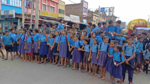 विद्यालय में जलभराव से परेशान विद्यार्थियों ने किया मुख्य सड़क जाम