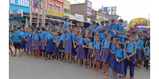 विद्यालय में जलभराव से परेशान विद्यार्थियों ने किया मुख्य सड़क जाम