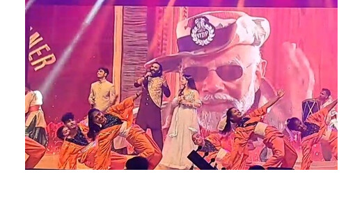 सूरत में नमोत्सव की गूंज : पीएम मोदी के जीवन पर आधारित संगीतमय प्रस्तुति ने दर्शकों को दी प्रेरणा