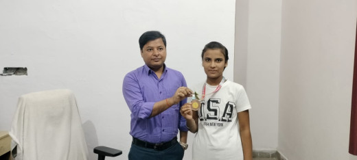 तलवारबाजी स्पर्धा में मुस्कान ने मारी बाजी, खेल पदाधिकारी ने किया सम्मानित