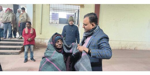 कड़ाके की ठंड में प्रशासन की संवेदनशील पहल, डीएम ने जंक्शन पर बांटे कंबल