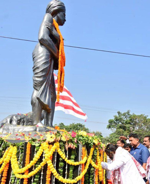 हेमंत सोरेन ने बिरसा चौक पहुंचकर भगवान बिरसा मुंडा को अर्पित की श्रद्धांजलि