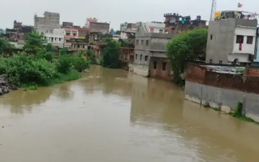 नेपाल की पहाड़ी नदियां उफान पर, रक्सौल के मुहल्लों में घुसा सरिसवा नदी का पानी