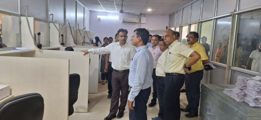 डीएम ने जिला निबंधन केंद्र का किया निरीक्षण, योजनाओं की समीक्षा कर दिए निर्देश