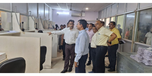 डीएम ने जिला निबंधन केंद्र का किया निरीक्षण, योजनाओं की समीक्षा कर दिए निर्देश