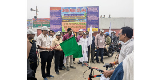 जिलाधिकारी ने जिला खेल महोत्सव के तहत जागरूकता रैली को हरी झंडी दिखाकर किया रवाना