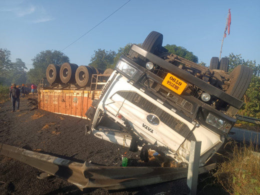 18 चक्का ट्रक पलटा, ड्राइवर घायल