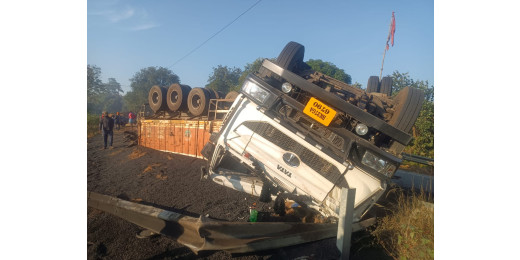 18 चक्का ट्रक पलटा, ड्राइवर घायल