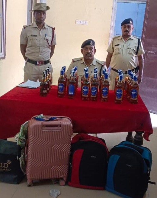 लखीसराय स्टेशन पर लावारिस बैगों से बरामद हुई विदेशी शराब, GRP ने किया जब्त