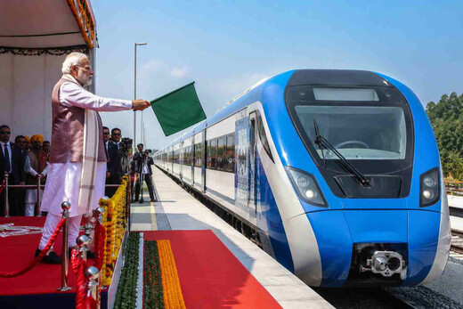 जींद से दौड़ी देश की पहली हाइड्रोजन ट्रेन, पीएम मोदी ने दिखाई हरी झंडी