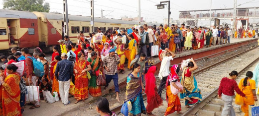 कार्तिक पूर्णिमा पर गंगा घाटों पर उमड़ी श्रद्धालुओं की भारी भीड़