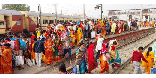 कार्तिक पूर्णिमा पर गंगा घाटों पर उमड़ी श्रद्धालुओं की भारी भीड़