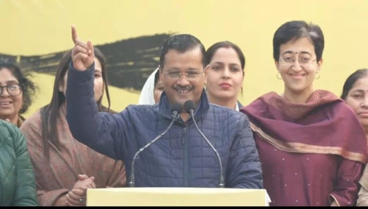 चुनाव से पहले केजरीवाल का बड़ा ऐलान, महिलाओं के बैंक खातों में हर महीने डाले जाएंगे 2100 रुपये