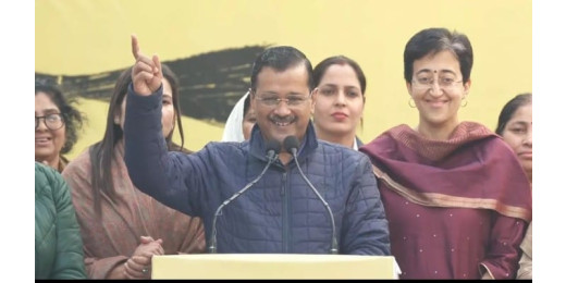 चुनाव से पहले केजरीवाल का बड़ा ऐलान, महिलाओं के बैंक खातों में हर महीने डाले जाएंगे 2100 रुपये