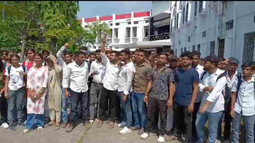 बीएड के परीक्षा परिणाम में गड़बड़ी का आरोप, नाराज छात्रों ने विश्वविद्यालय परिसर में किया प्रदर्शन