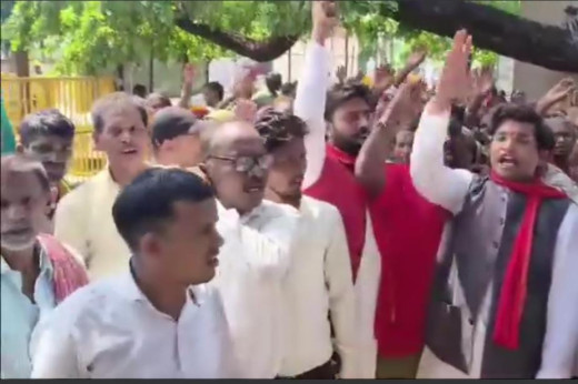 वृद्धा, विधवा और दिव्यांग पेंशन बढ़ाने की मांग को लेकर  धरना प्रदर्शन