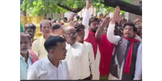 वृद्धा, विधवा और दिव्यांग पेंशन बढ़ाने की मांग को लेकर धरना प्रदर्शन