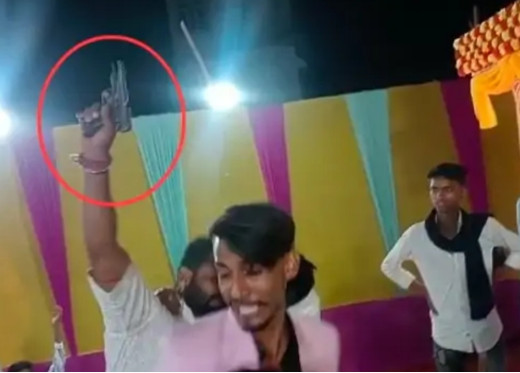 मोतिहारी में पिस्टल की नोक पर नर्तकी के साथ डांस का वीडियो हुआ वायरल