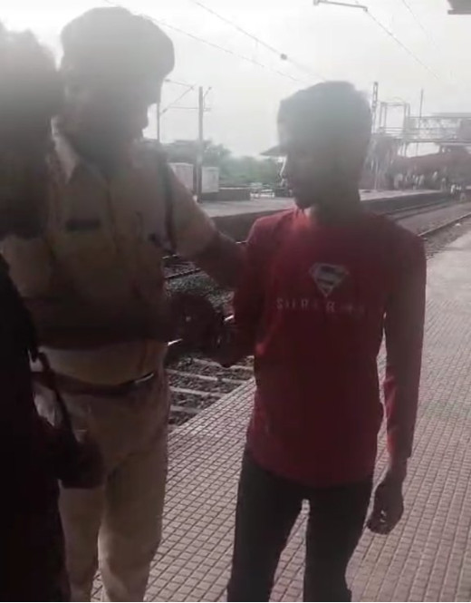 चलती ट्रेन पर पत्थर मारने वाले 2 लड़के गिरफ्तार