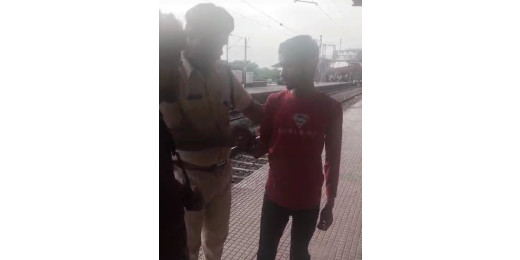 चलती ट्रेन पर पत्थर मारने वाले 2 लड़के गिरफ्तार