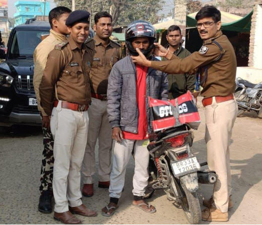 सघन वाहन चेकिंग अभियान, बिना हेलमेट चालकों से वसूला जुर्माना