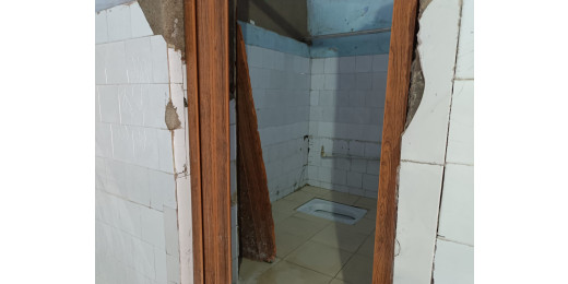 महिलाओं के लिए बने शौचालय का गेट महीनों से है टूटा