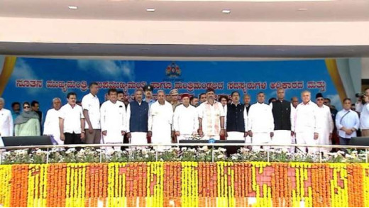 कर्नाटक : कांग्रेस ने बनाई सरकार, 8 विधायकों ने ली मंत्री पद की शपथ 