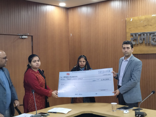 जिलाधिकारी ने मुख्यमंत्री योजनाओं के तहत कुल 157 लाभुकों को सौंपा चेक और प्रशस्ति पत्र