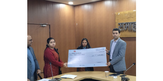 जिलाधिकारी ने मुख्यमंत्री योजनाओं के तहत कुल 157 लाभुकों को सौंपा चेक और प्रशस्ति पत्र