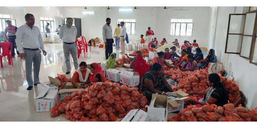 बाढ़ पीड़ितों के लिए राहत सामग्री की पैकेजिंग शुरू