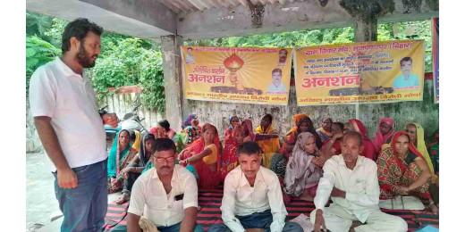 श्रम परिवर्तन पदाधिकारी की मनमानी के खिलाफ जिलाधिकारी को सौंपा ज्ञापन