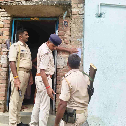 फरार अभियुक्त के घर पर पुलिस ने चस्पा किया इस्तेहार