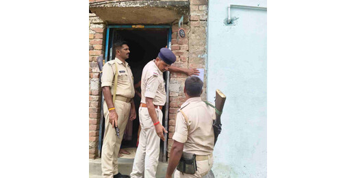 फरार अभियुक्त के घर पर पुलिस ने चस्पा किया इस्तेहार