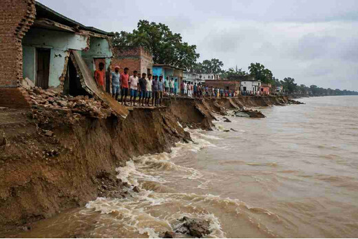 भागलपुर में गंगा का रौद्र रूप: 15 घर नदी में समाए, कटाव से लोगों में दहशत