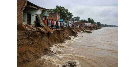 भागलपुर में गंगा का रौद्र रूप: 15 घर नदी में समाए, कटाव से लोगों में दहशत