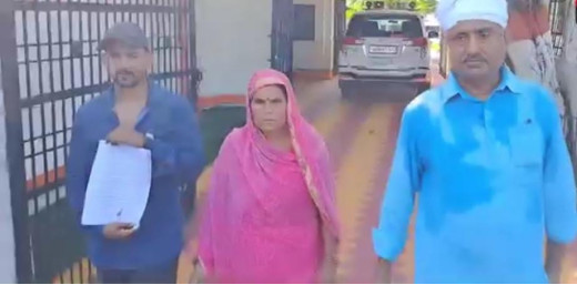 दलित परिवार को सरकारी नौकरी देने की मांग को लेकर पूर्व मंत्री अजीत कुमार ने की जिलाधिकारी से मुलाकात