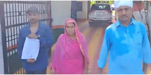 दलित परिवार को सरकारी नौकरी देने की मांग को लेकर पूर्व मंत्री अजीत कुमार ने की जिलाधिकारी से मुलाकात