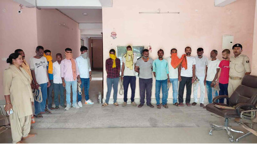 जिले में अवैध शराब पर शिकंजा, शराब बेचने और पीने के आरोप में कई गिरफ्तार